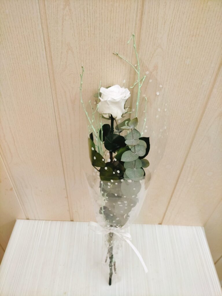 Rosa blanca preservada arreglada