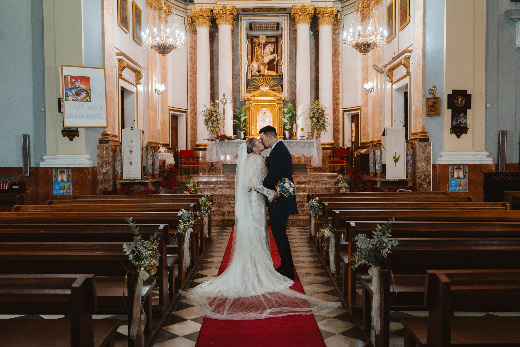 Novios en iglesia