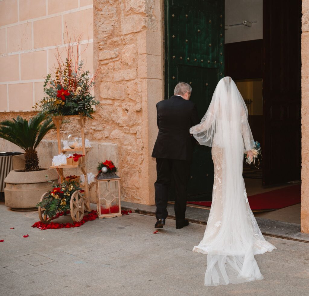 Novia, padre y carro de pétalos